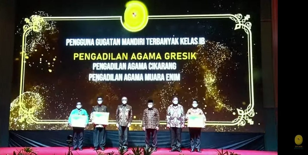 Pengadilan Agama Muara Enim terima penghargaan pada malam lauching aplikasi Simtepa dan ACO